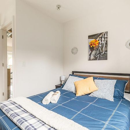 Modern 2 Bedroom Condo - Heart Of Leslieville Toronto Bagian luar foto