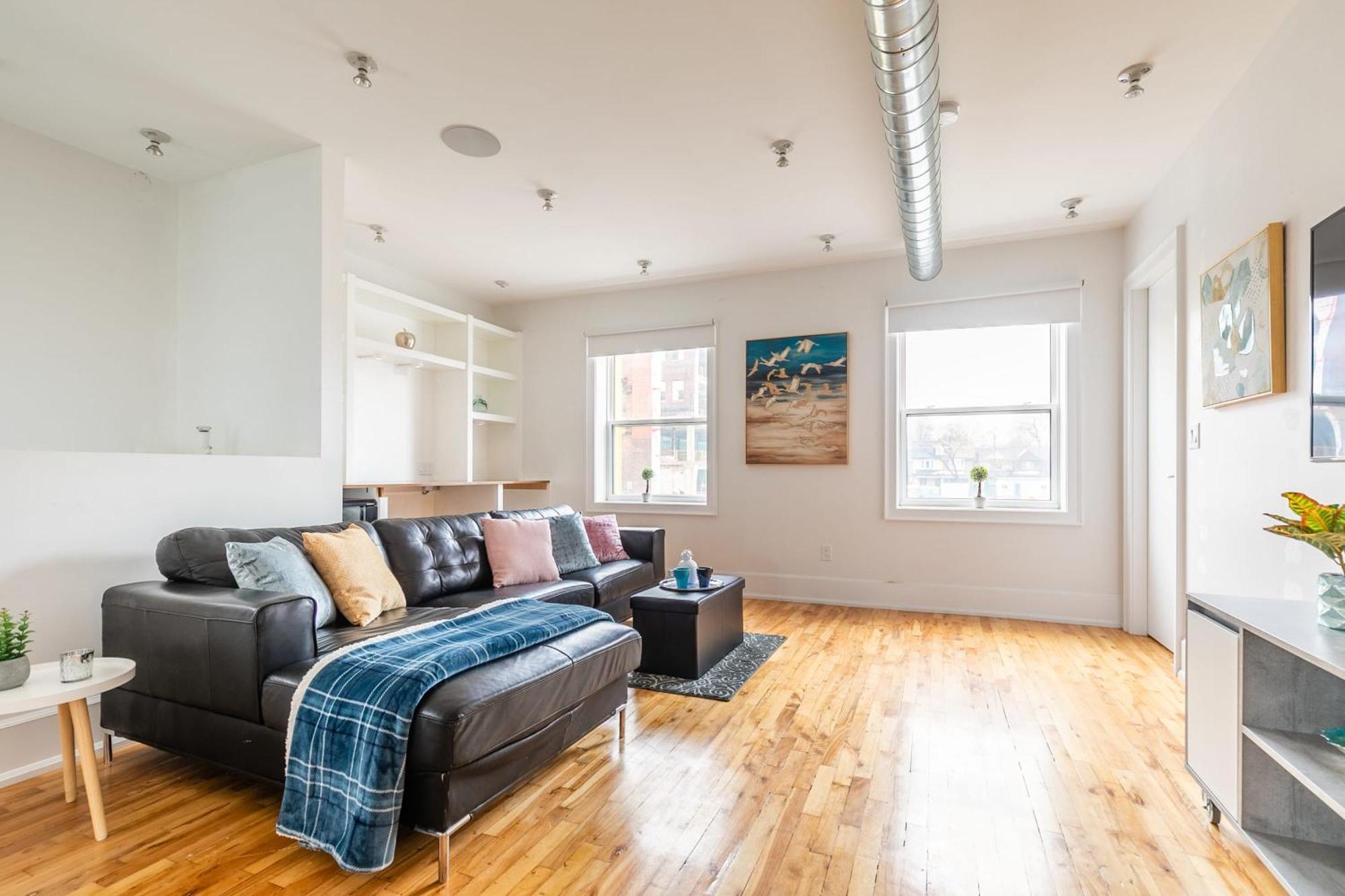 Modern 2 Bedroom Condo - Heart Of Leslieville Toronto Bagian luar foto