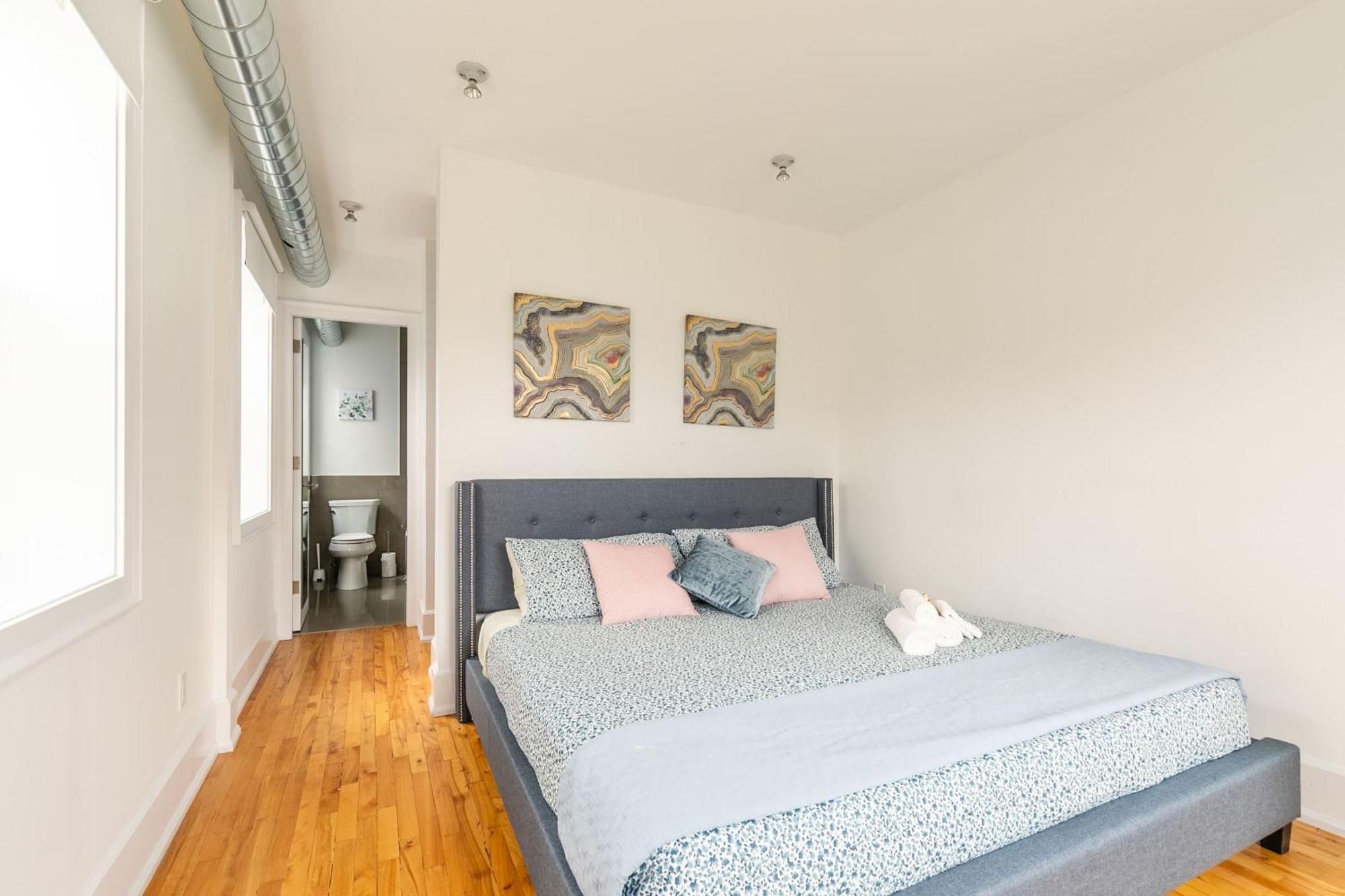 Modern 2 Bedroom Condo - Heart Of Leslieville Toronto Bagian luar foto