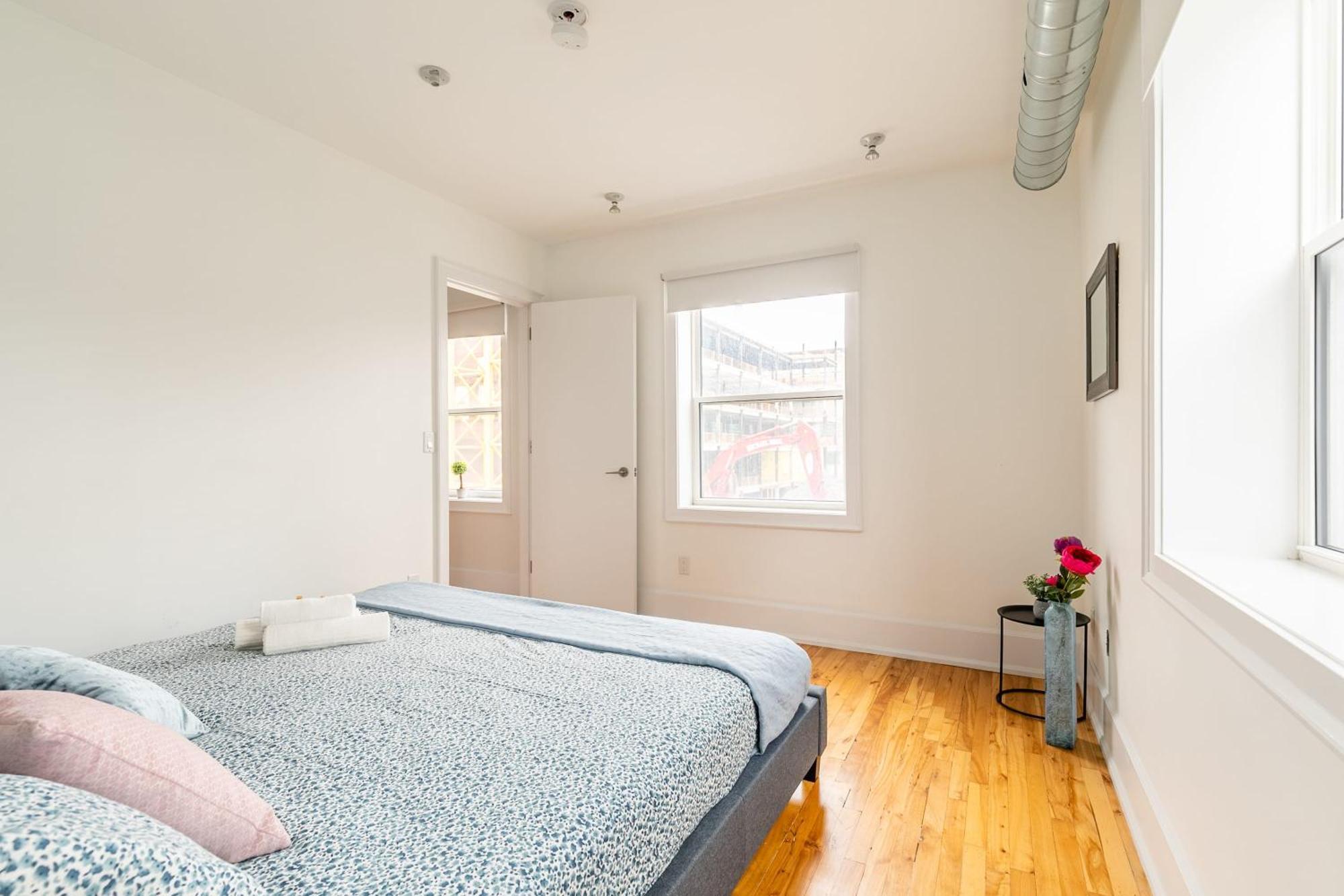 Modern 2 Bedroom Condo - Heart Of Leslieville Toronto Bagian luar foto